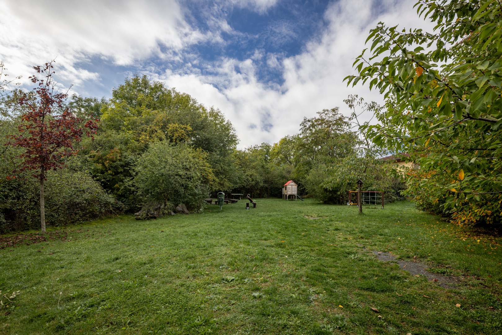 Okolní zeleň a park s herními prvky